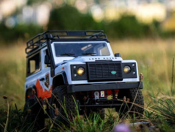 Biele RC auto Land Rover Defender v tráve